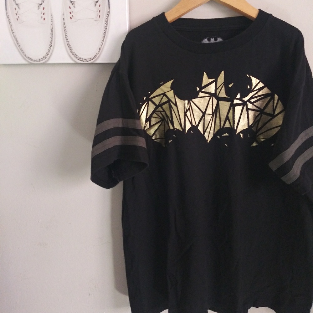 Size M Boys Batman Shirt Gold Symbol